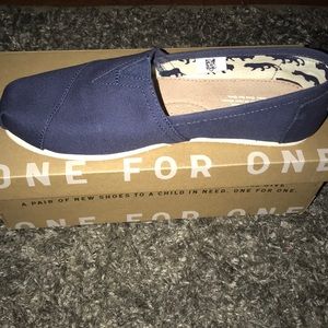 NEVER BEFORE WORN TOMS!!